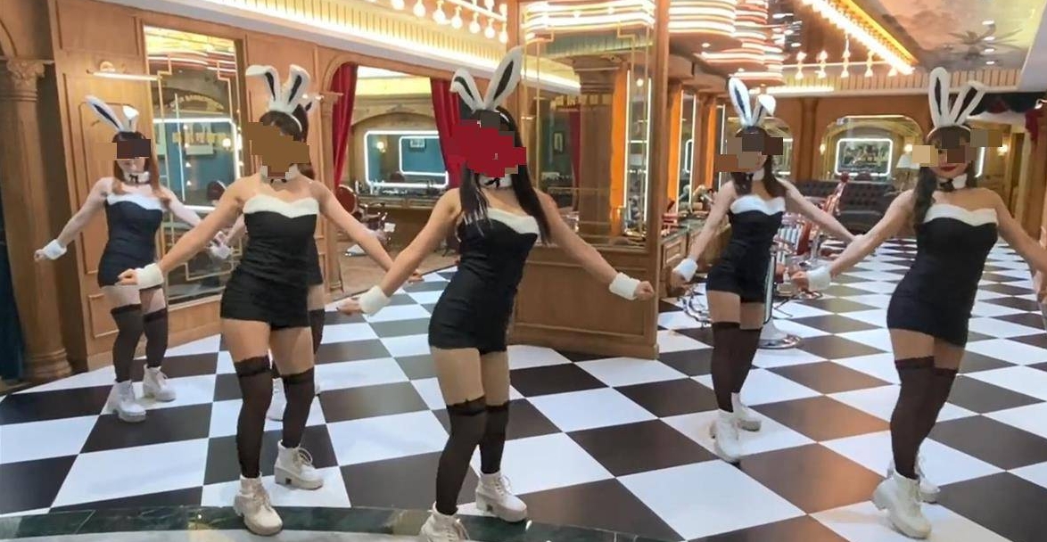 我们经历了青春的迷茫和奋斗，品尝了成功的喜悦和失败的苦涩